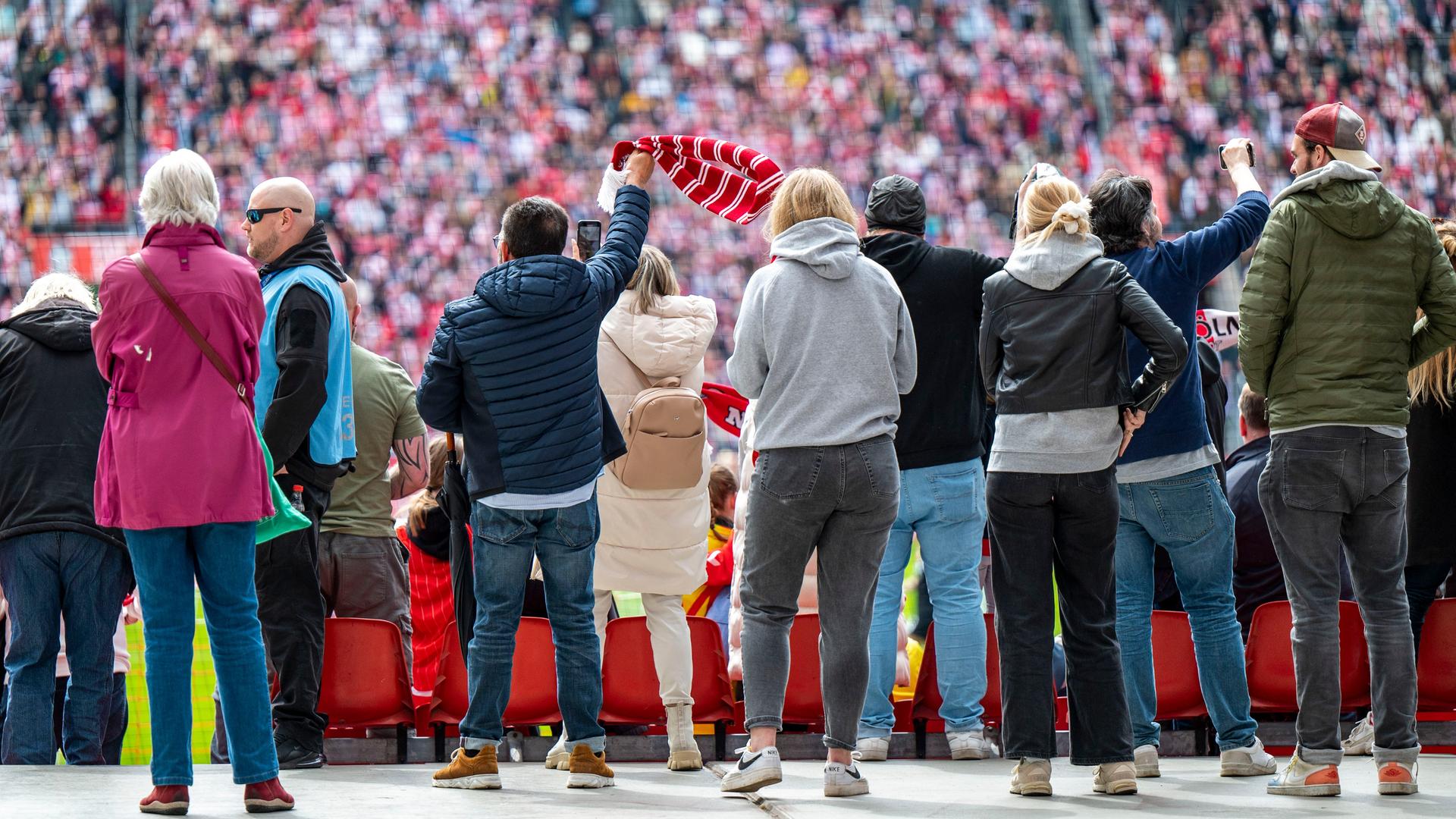Mit 38.365 Fans gegen Eintracht Frankfurt hat der 1. FC Köln für einen Zuschauerrekord in der Frauenfußball-Bundesliga gesorgt.