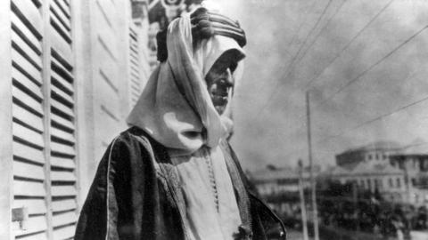Schwarz-Weiß-Foto-Porträt eines Mannes in arabischer Tracht