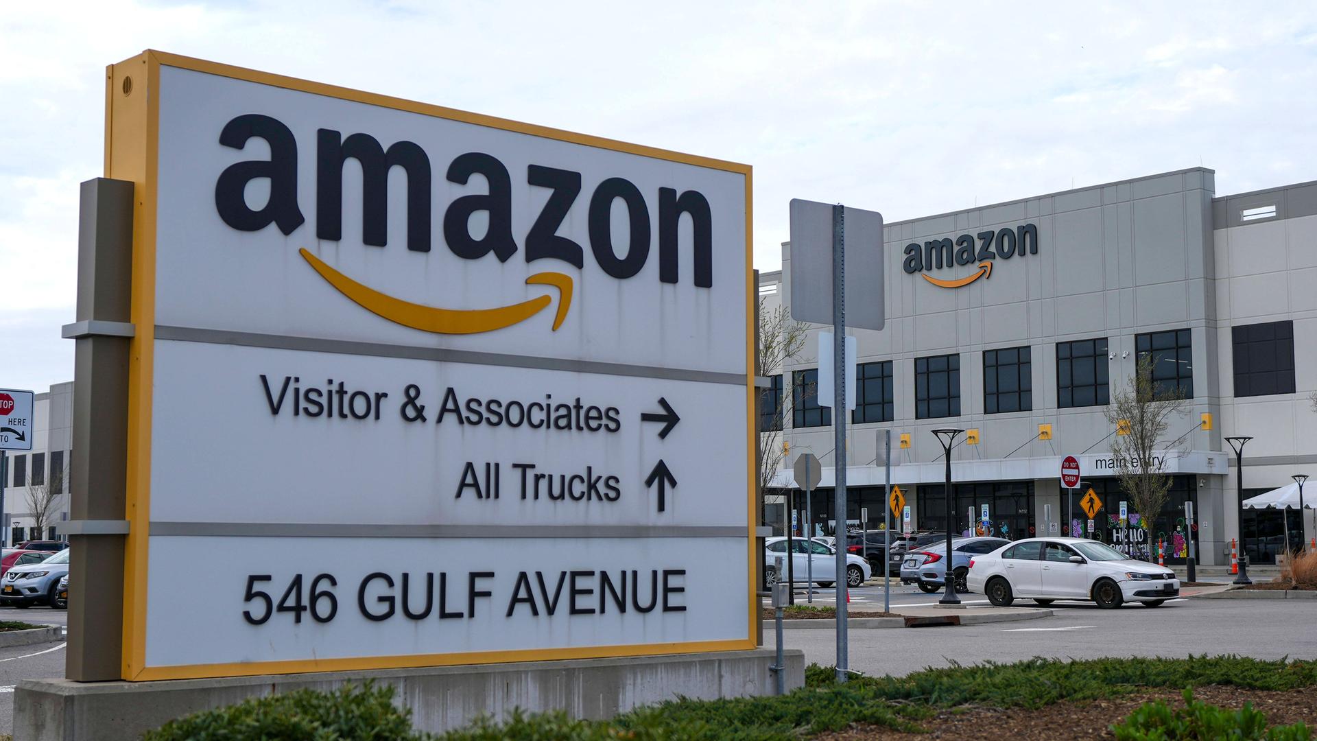 Amazon-Eingangsschild vor einem Gebäude Amazon-Eingangsschild vor einem Gebäude