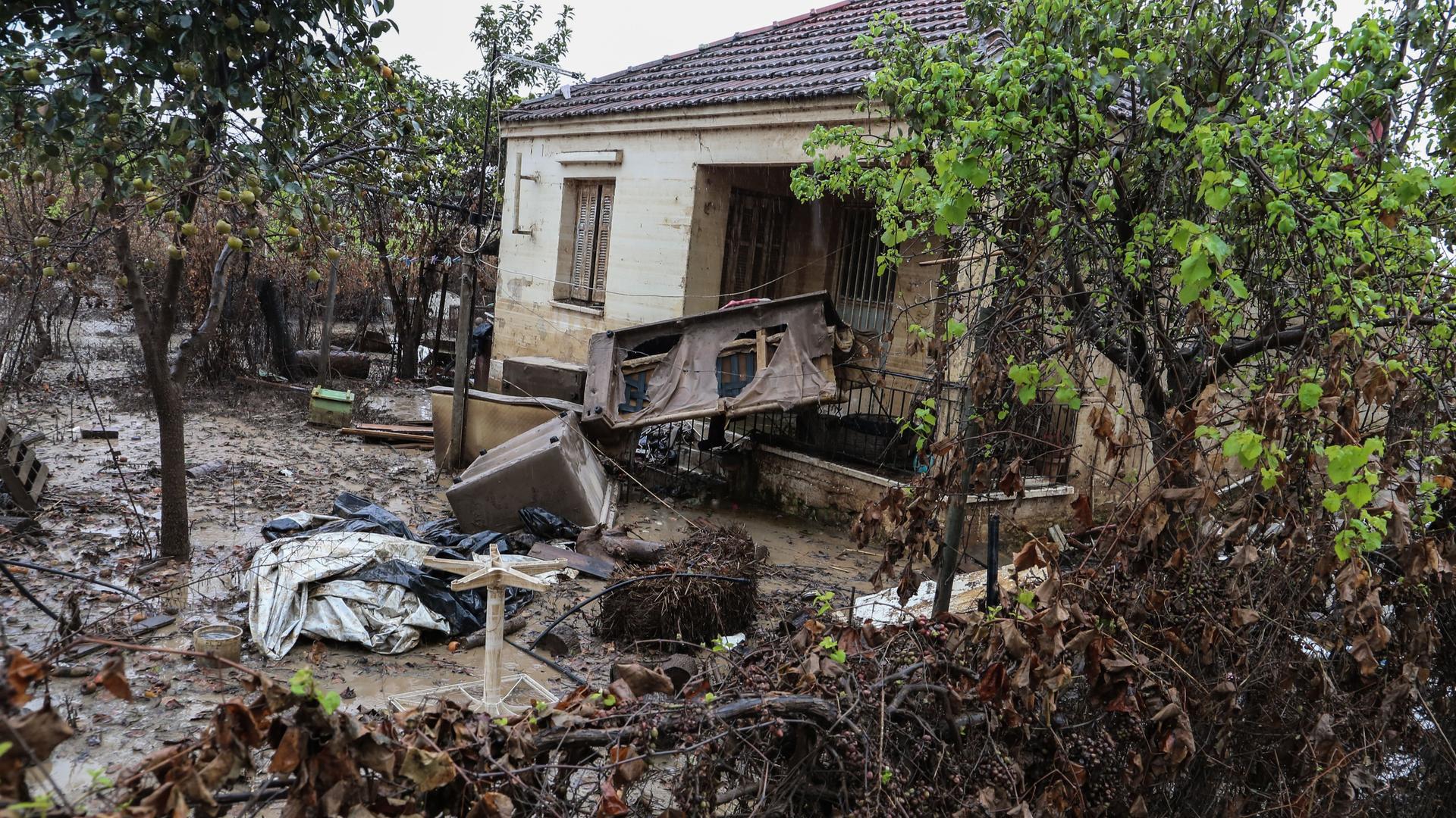 Griechenland - Ein vom Unwetter und Erdrutsch zerstörtes Haus.