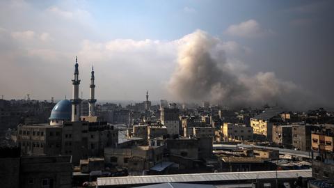 Rauch nach einem Raketeneinschlag in Rafah nach dem Ende der Waffenruhe zwischen Israel und Gaza.