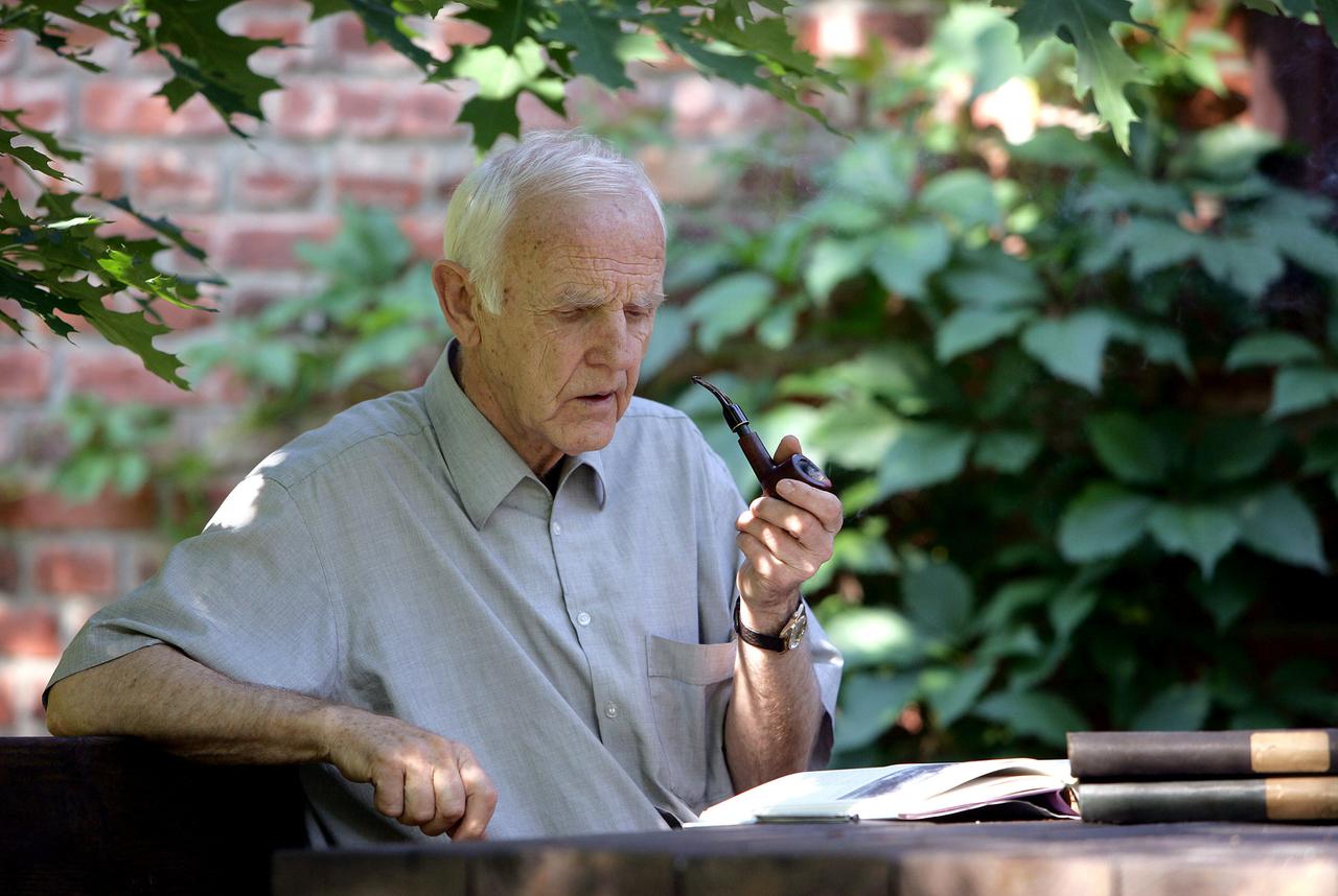 Günter de Bruyn, aufgenommen am 20.06.2007 in seinem Garten im brandenburgischen Görlsdorf (Oder-Spree). Der damals 80-jährige Autor lebte zurückgezogen auf dem Land. Er hat eine Pfeife in der Hand und ist über Papier gebeugt.