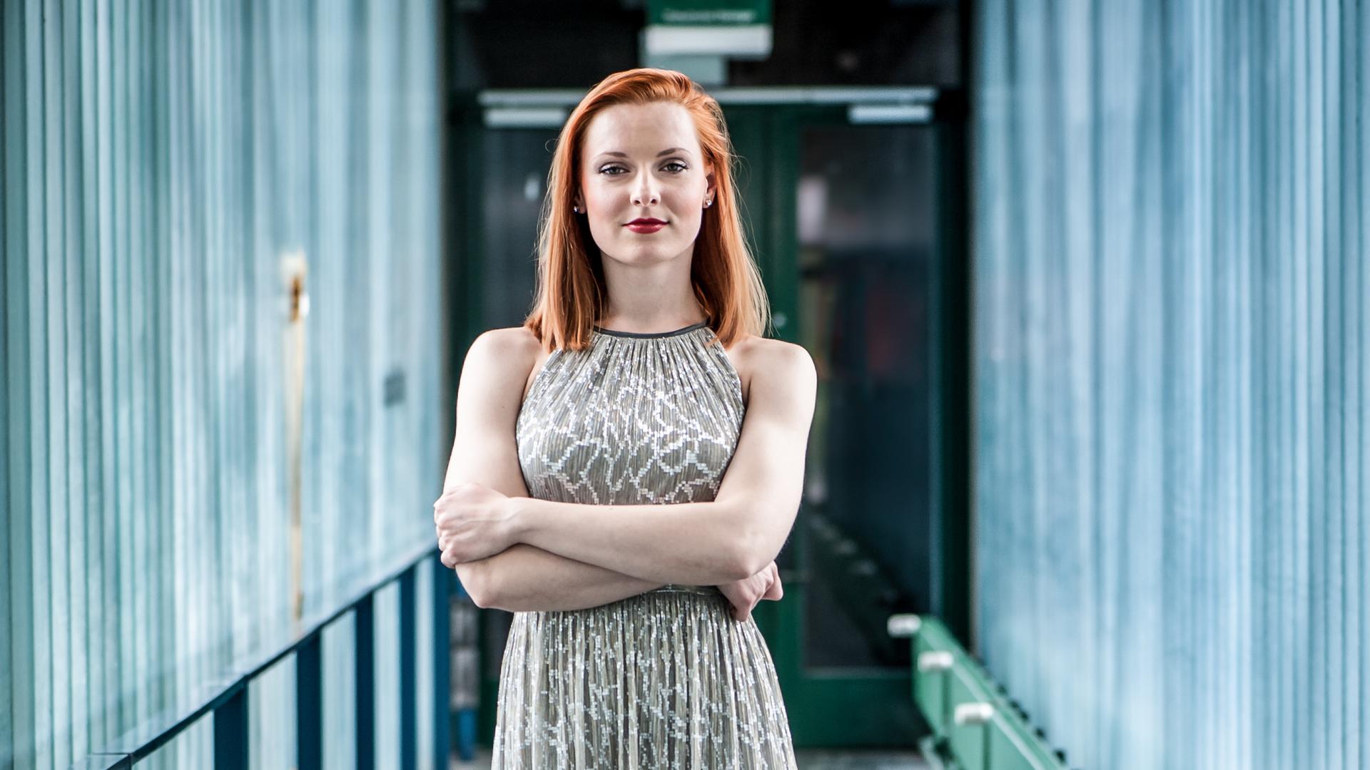 Die ukrainische Sängerin und Dirigentin Viktoriia Vitrenko. Sie trägt ein glitzerndes Abendkleid.