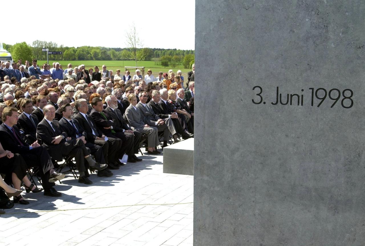 Rund 250 Angehörige der Opfer des verheerenden Bahnunglücks im Jahre 1998 sowie zahlreiche Vertreter des öffentlichen Lebens nehmen am 11.5.2001 in Eschede (Kreis Celle) an der Einweihung einer Gedenkstätte teil. Drei Jahre nach der Zug-Katastrophe erinnern nun eine Gedenktafel mit Namen und Herkunftsorten sowie 101 Kirschbäume an die Todesopfer der gröÃten Zugkatastrophe der deutschen Nachkriegszeit. In Eschede war am 3. Juni 1998 der ICE "Wilhelm Conrad Röntgen" wegen eines gebrochenen Radreifens aus den Gleisen gesprungen und an einer Brücke zerschellt. 101 Menschen starben, 119 erlitten teils schwere Verletzungen. Niedersachsens Ministerpräsident Gabriel (SPD) nannte die Gedenkstätte "einzigartig". Es gebe keine vergleichbaren Mahnmale für Tote von Verkehrsunfällen.