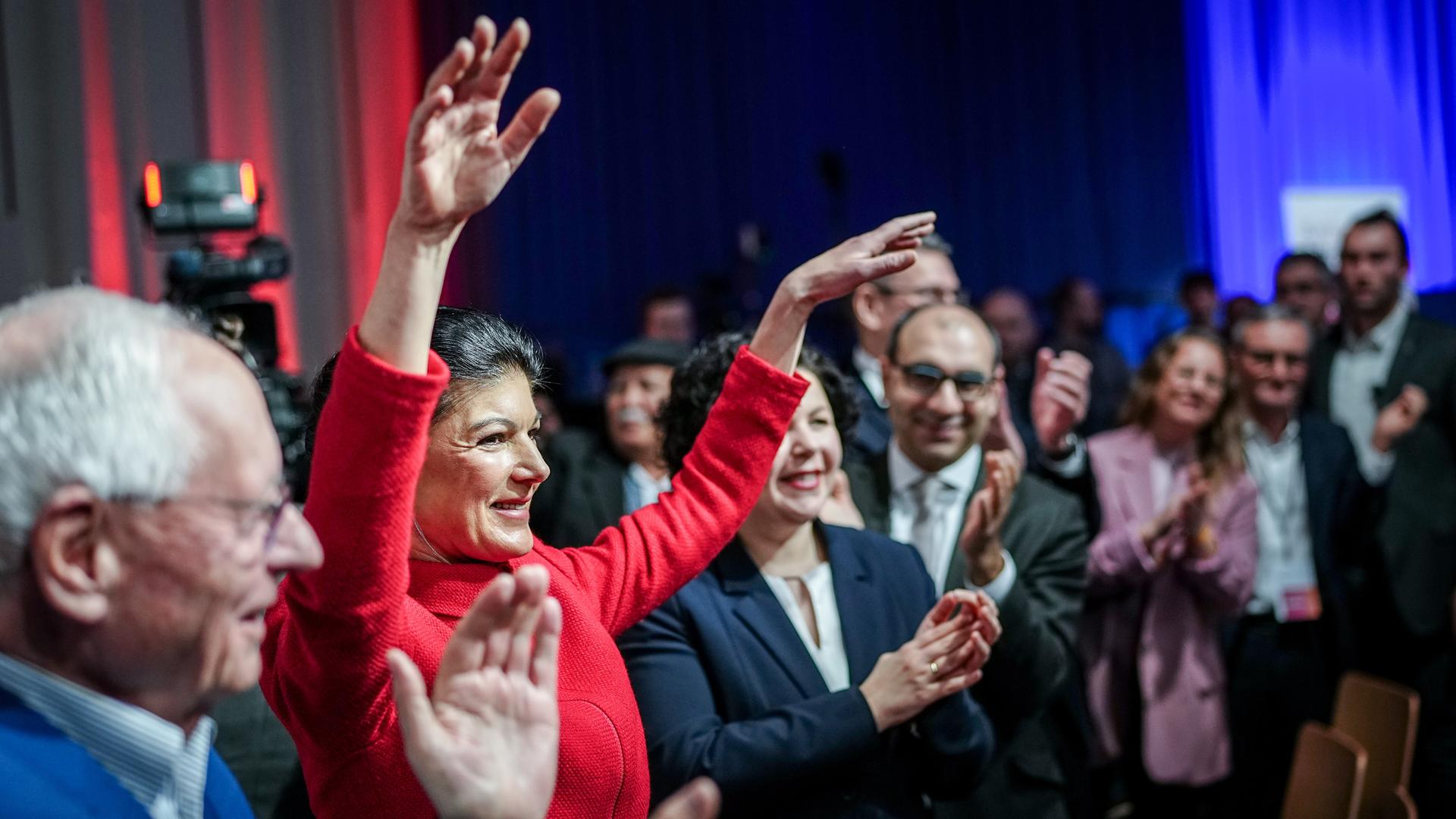 Sahra Wagenknecht, Parteivorsitzende, winkt beim Gründungsparteitag ihrer neuen Partei BSW in die Menge.