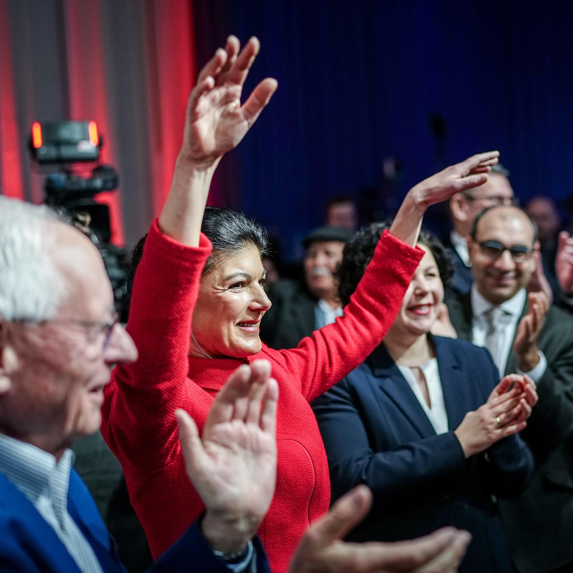 Sahra Wagenknecht, Parteivorsitzende, winkt beim Gründungsparteitag ihrer neuen Partei BSW in die Menge.