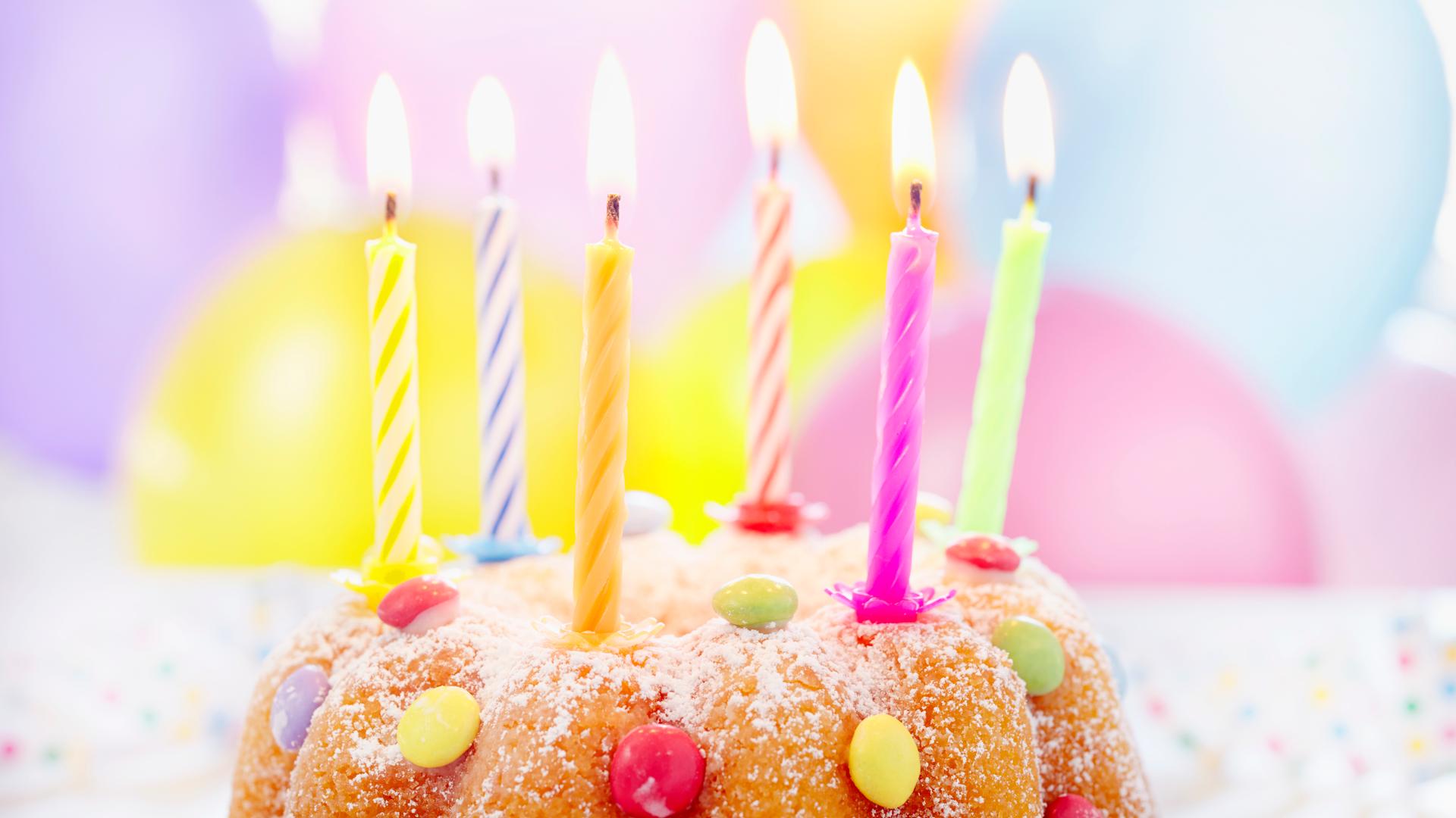 Ein Geburtstagkuchen mit brennenden Kerzen