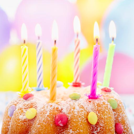 Ein Geburtstagkuchen mit brennenden Kerzen