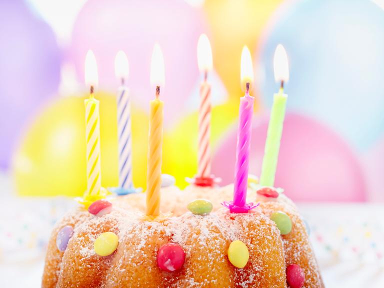 Ein Geburtstagkuchen mit brennenden Kerzen