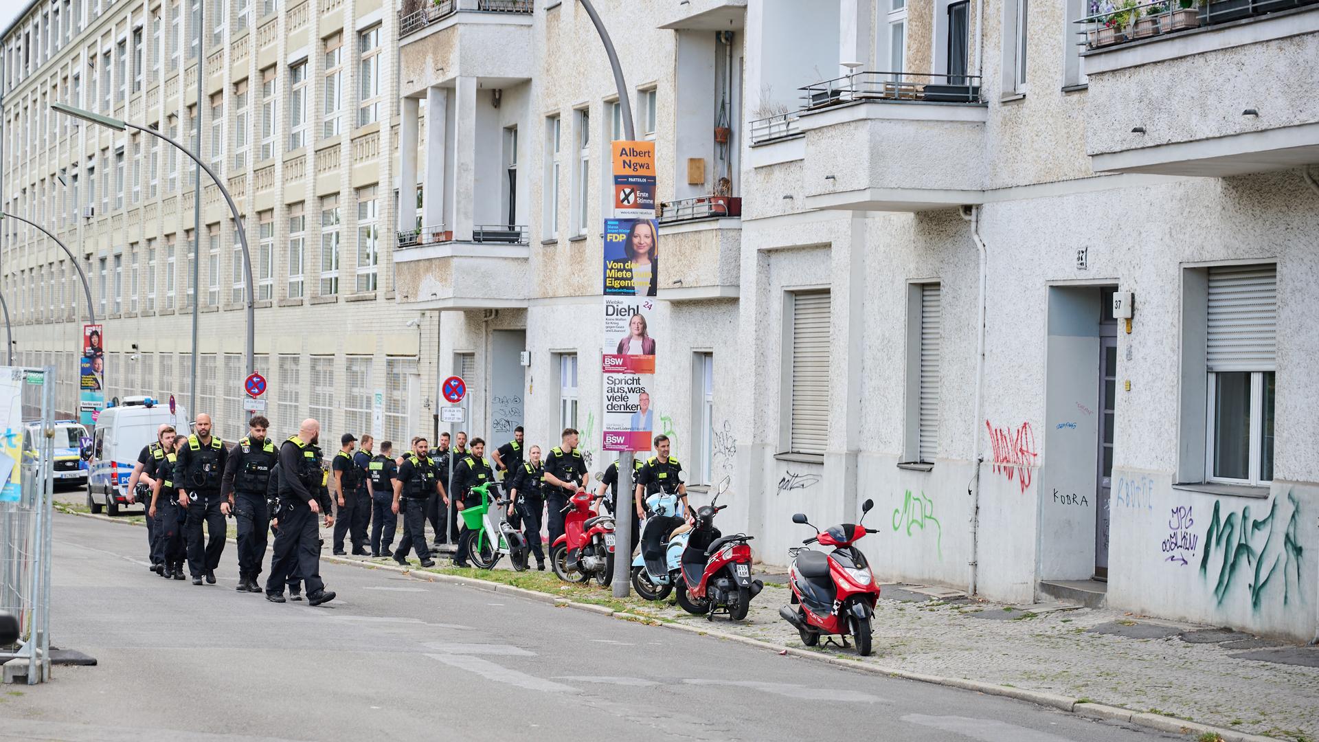 Mehrere Dutzend Polizisten klingeln an den Häusern an Kiehl- und Weigandufer, um Anwohner zu evakuieren.