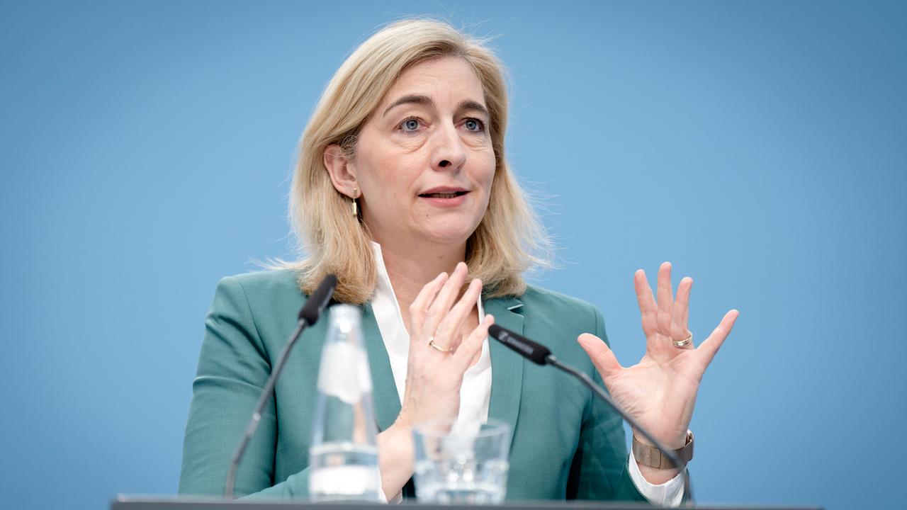 Nina Warken steht bei einer Pressekonferenz an einem Pult