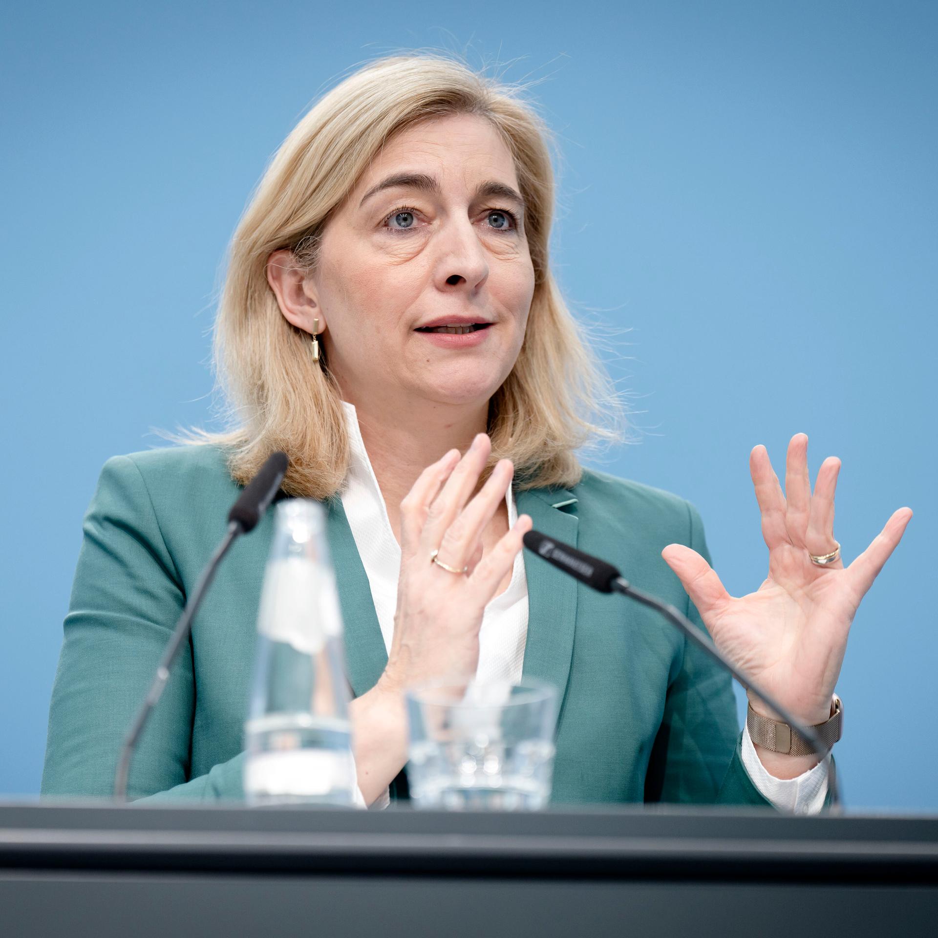 GKV-Finanzgesetz im Kabinett: Interview Gesundheitsministerin Nina Warken, CDU
