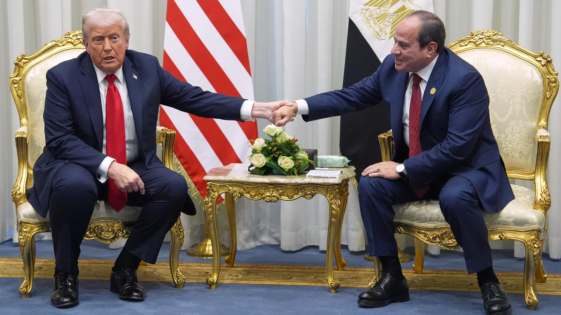 Donald Trump (l), Präsident der USA, reicht Abdel Fattah al-Sisi, Präsident von Ägypten, die Hand vor dem "Gipfel für den Frieden" in Scharm el Scheich. Donald Trump (l), Präsident der USA, reicht Abdel Fattah al-Sisi, Präsident von Ägypten, die Hand vor dem "Gipfel für den Frieden" in Scharm el Scheich.