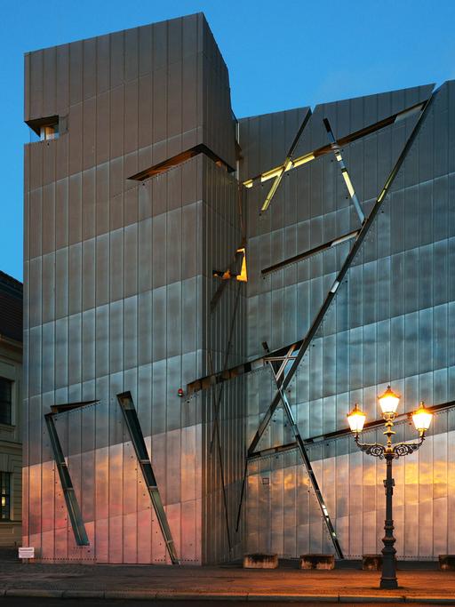 Außenansicht des Jüdischen Museums in Berlin bei Dämmerung