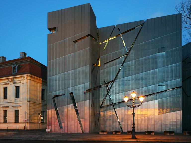 Außenansicht des Jüdischen Museums in Berlin bei Dämmerung
