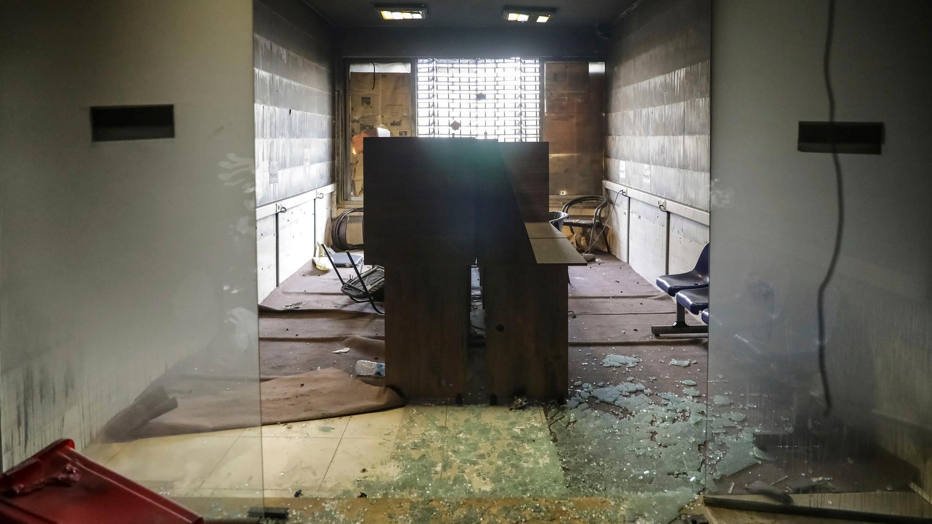 Zerstörte Schränke und zersplitterte Glasscheiben liegen im Ewin-Gefängnis in Teheran herum. Zerstörte Schränke und zersplitterte Glasscheiben liegen im Ewin-Gefängnis in Teheran herum.