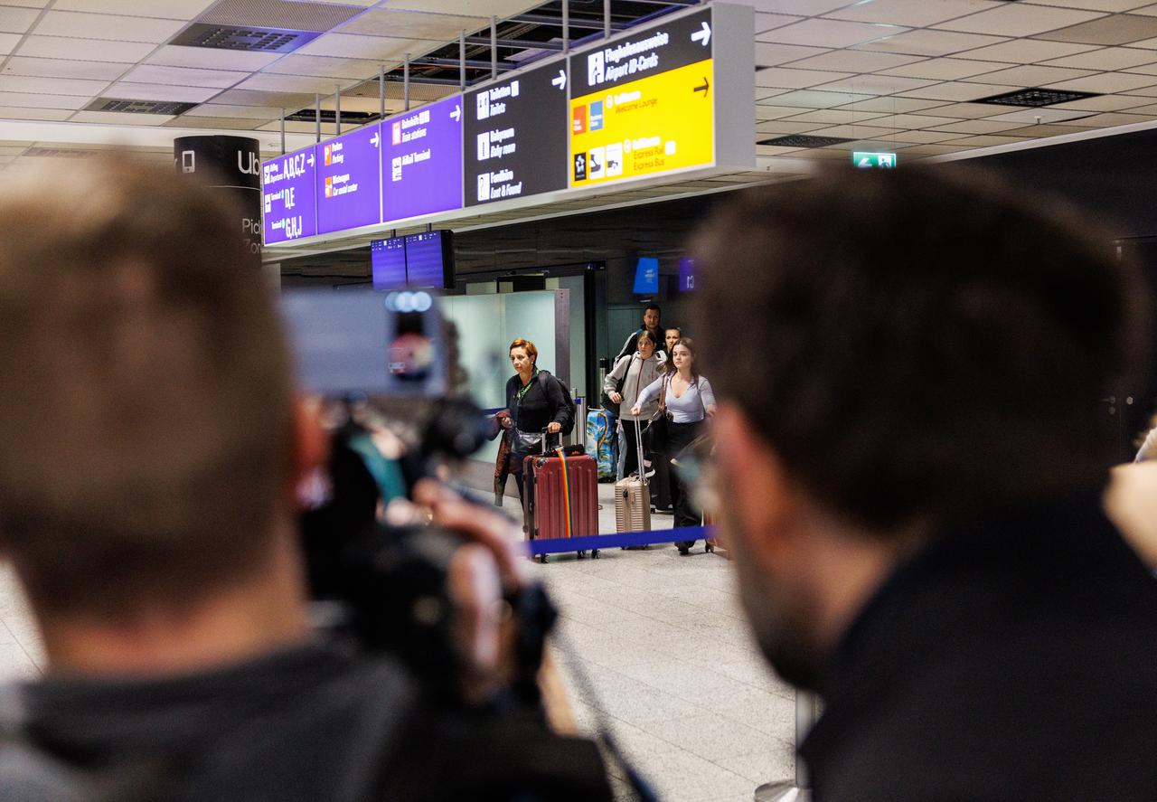 Menschen kommen aus dem Ankunftsbereich nach ihrer Ankunft am Frankfurter Flughafen. Menschen kommen aus dem Ankunftsbereich nach ihrer Ankunft am Frankfurter Flughafen.