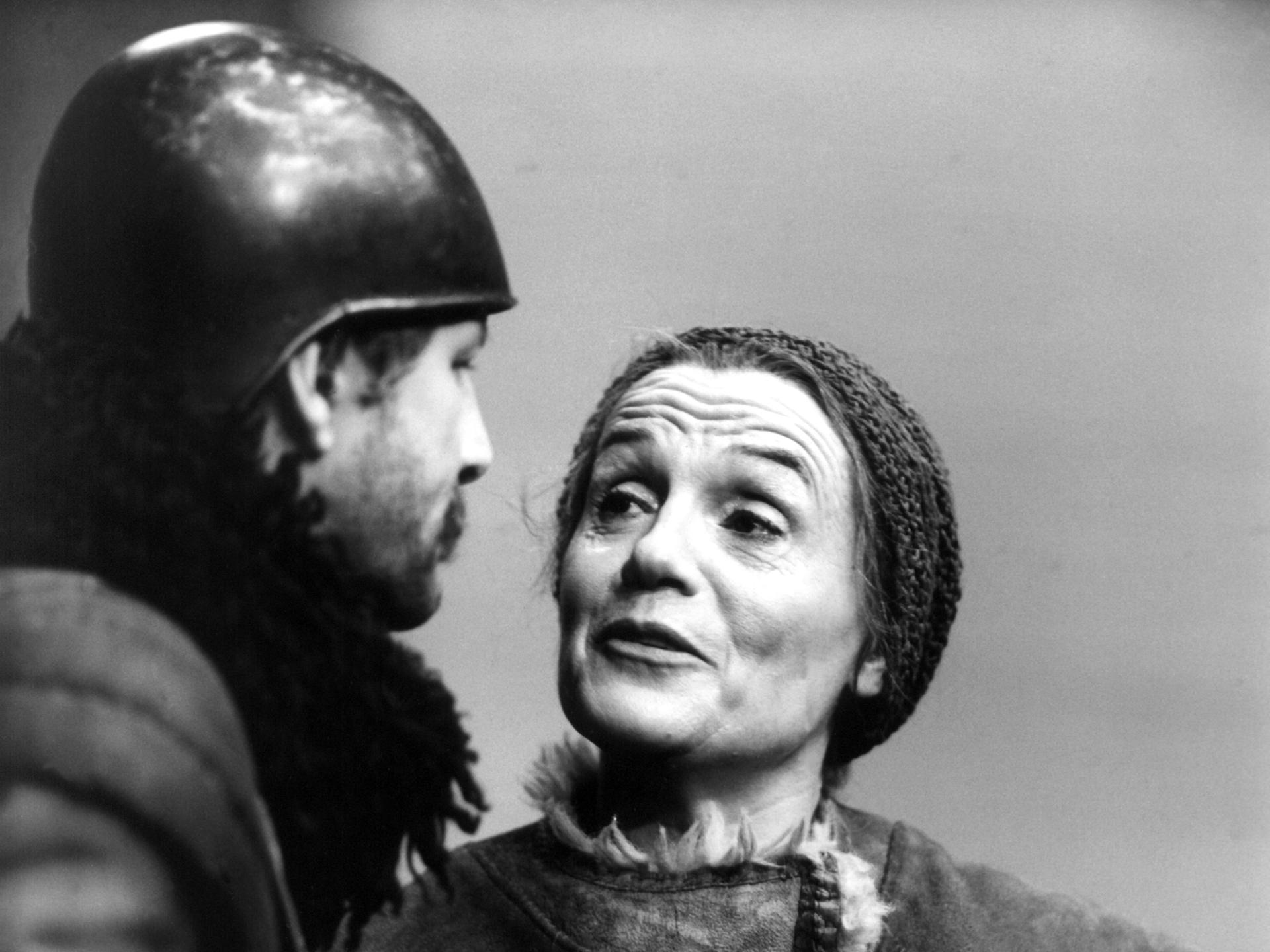 Die Schauspielerin Gisela May in der Hauptrolle des Brecht-Klassikers "Mutter Courage und ihre Kinder" 1978 am Berliner Ensemble in Ost-Berlin (DDR).