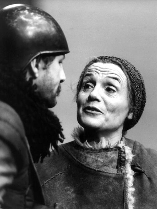 Die Schauspielerin Gisela May in der Hauptrolle des Brecht-Klassikers "Mutter Courage und ihre Kinder" 1978 am Berliner Ensemble in Ost-Berlin (DDR).