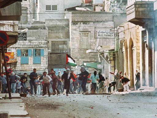 Straßenszene aus Nablus im Westjordanland von Dezember 1987, kurz nach Beginn der ersten Intifada, eines Aufstands der Palästinenser in den von Israel besetzten Gebieten.
