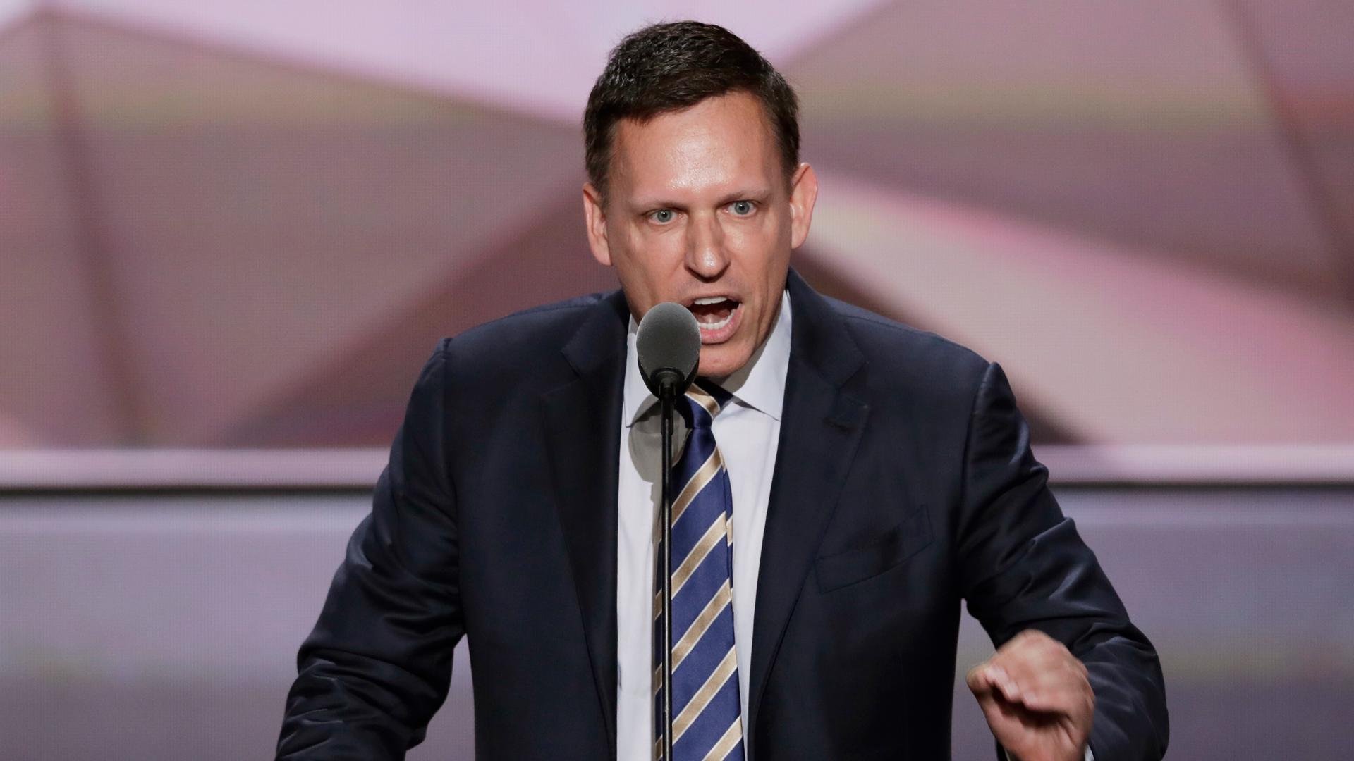 Peter Thiel spricht in ein Mikrofon und gestikuliert.