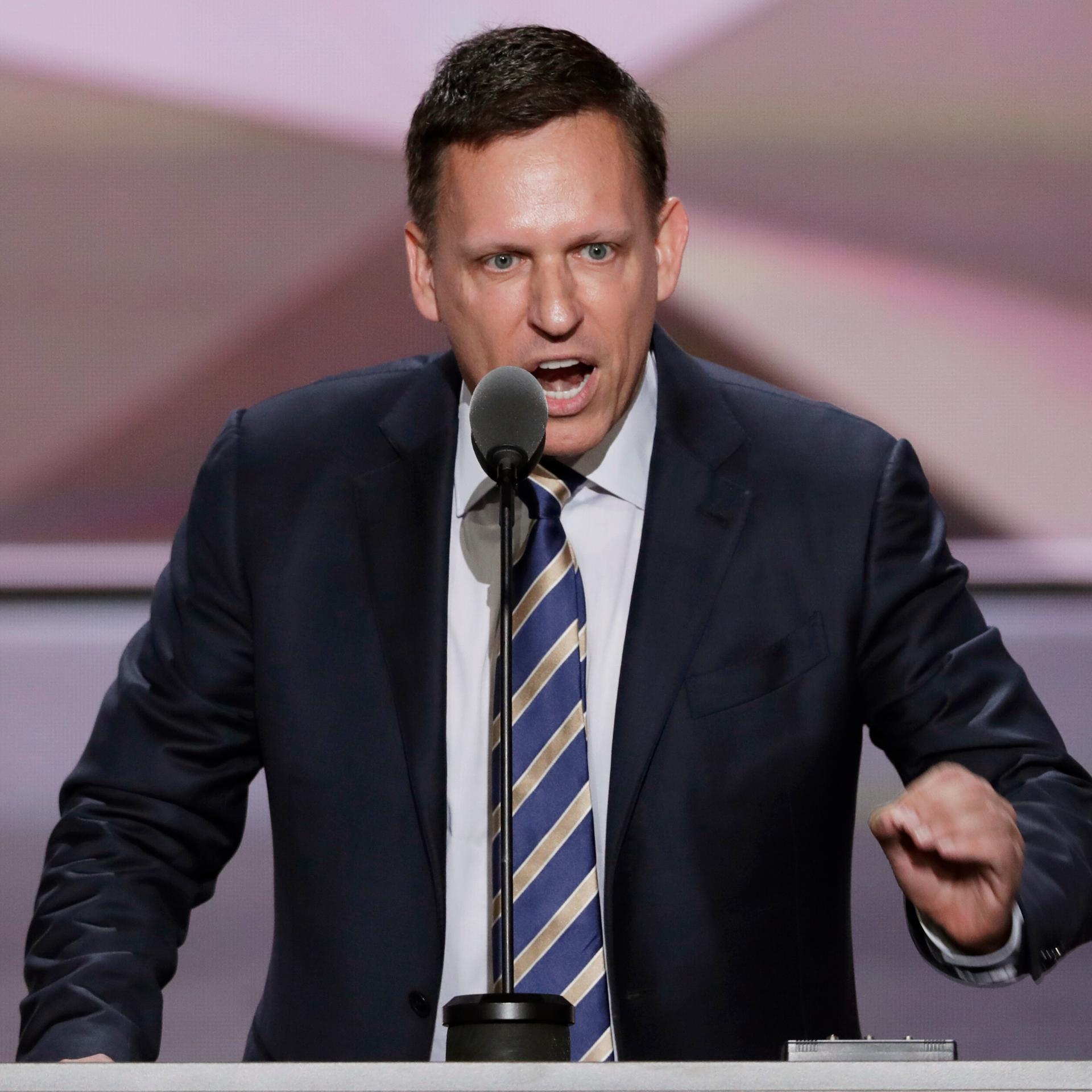 Peter Thiel spricht in ein Mikrofon und gestikuliert.