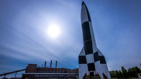 Der Nachbau einer V2-Rakete steht auf dem Gelände des Historisch-Technischen Museums Peenemünde.