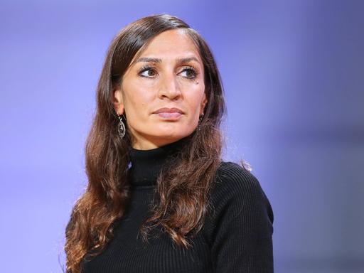 Porträtaufnahme von Gilda Sahebi vor violettem Hintergrund Porträtaufnahme von Gilda Sahebi vor violettem Hintergrund