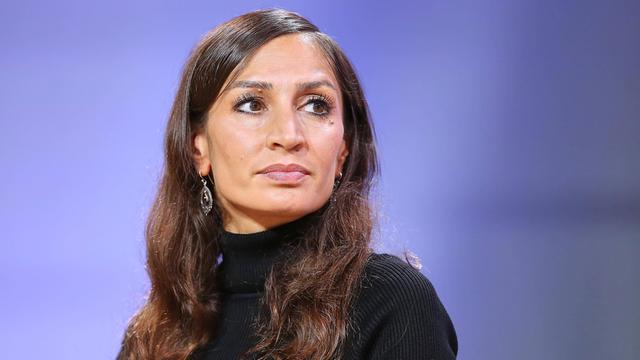 Porträtaufnahme von Gilda Sahebi vor violettem Hintergrund
