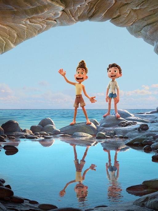 In dem Pixar-Film "Luca" stehen die Figuren Alberto Scorfano und Luca Paguro am Eingang einer Höhle.