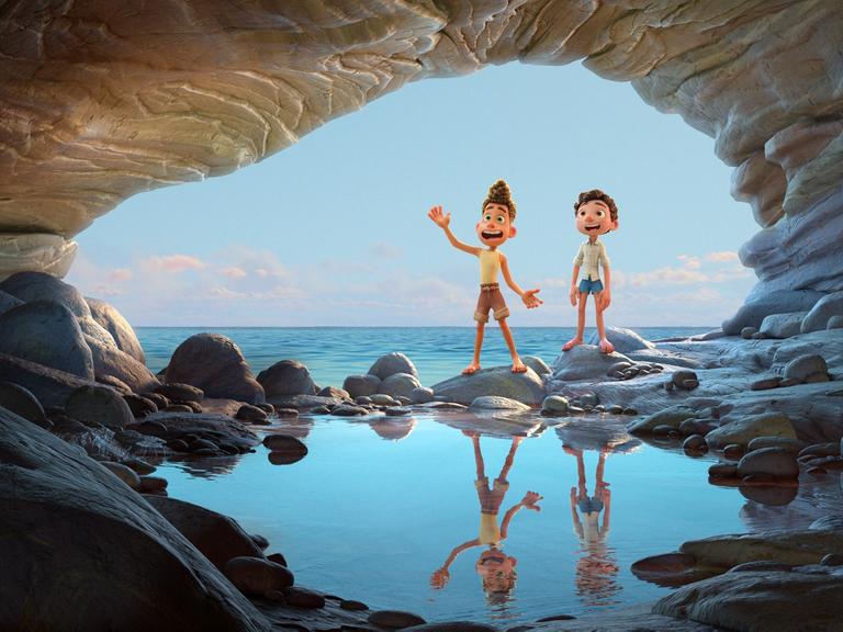 In dem Pixar-Film "Luca" stehen die Figuren Alberto Scorfano und Luca Paguro am Eingang einer Höhle.