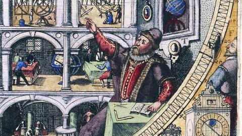 Ein Gemälde mit dem Astronomen Tycho Brahe, der an einem Tisch mit aufgeschlagenem Notizbuch sitzt und mit einer Hand in den Himmel zeigt.