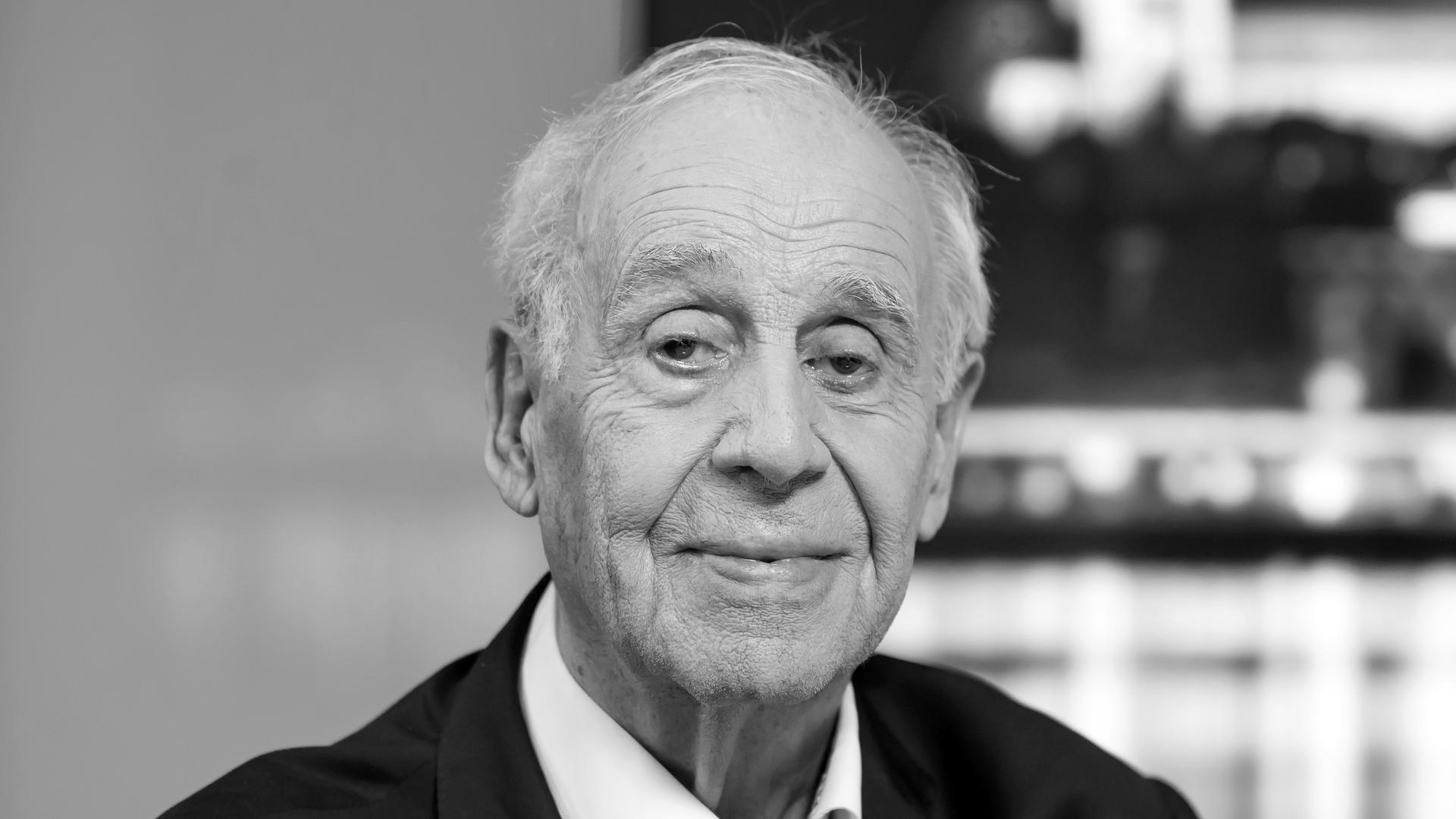 Schweiz, Genf: Der Soziologe Jean Ziegler, emeritierter Professor der Universität Genf und ehemaliger Sonderberater der Vereinten Nationen guckt freundlich in die Kamera. Schweiz, Genf: Der Soziologe Jean Ziegler, emeritierter Professor der Universität Genf und ehemaliger Sonderberater der Vereinten Nationen guckt freundlich in die Kamera.