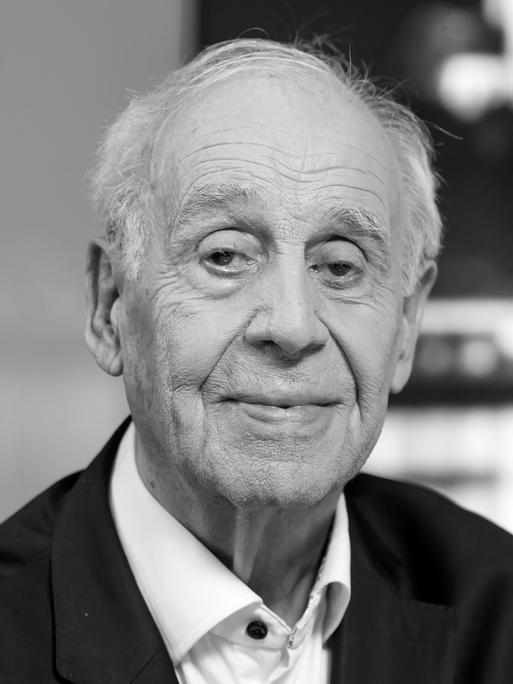 Schweiz, Genf: Der Soziologe Jean Ziegler, emeritierter Professor der Universität Genf und ehemaliger Sonderberater der Vereinten Nationen guckt freundlich in die Kamera. 