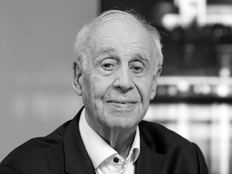 Schweiz, Genf: Der Soziologe Jean Ziegler, emeritierter Professor der Universität Genf und ehemaliger Sonderberater der Vereinten Nationen guckt freundlich in die Kamera. 