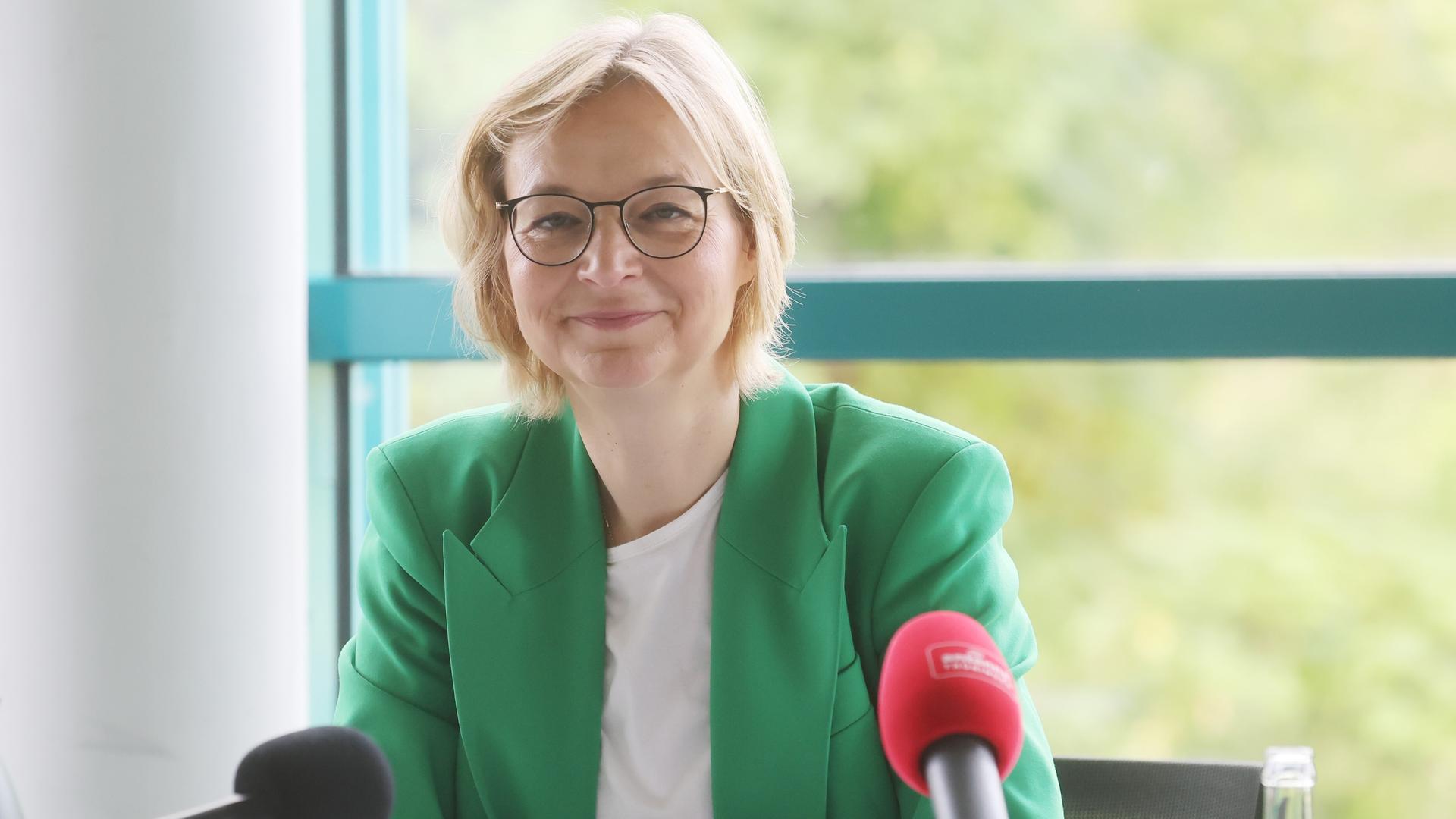 Thüringens Finanzministerin Katja Wolf spricht bei einer Pressekonferenz zur nächsten Stufe der Grundsteuerreform in Thüringen. 
