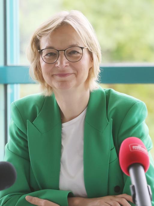Thüringens Finanzministerin Katja Wolf spricht bei einer Pressekonferenz zur nächsten Stufe der Grundsteuerreform in Thüringen. Thüringens Finanzministerin Katja Wolf spricht bei einer Pressekonferenz zur nächsten Stufe der Grundsteuerreform in Thüringen.