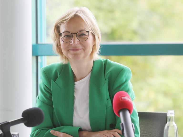 Thüringens Finanzministerin Katja Wolf spricht bei einer Pressekonferenz zur nächsten Stufe der Grundsteuerreform in Thüringen. Thüringens Finanzministerin Katja Wolf spricht bei einer Pressekonferenz zur nächsten Stufe der Grundsteuerreform in Thüringen.