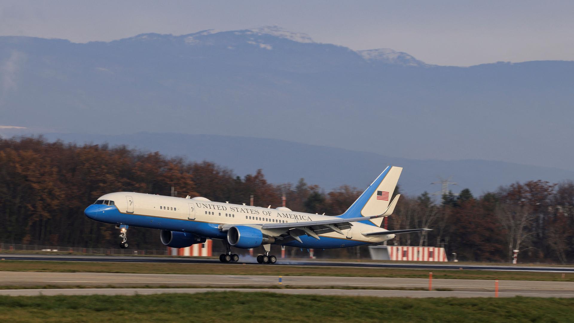 Ein Flugzeug mit US-Außenminister Rubio an Bord landet in Genf.