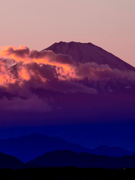 Mount Fuji mit Wolken im Nebel. Fujisawa, Kanagawa, Japan.