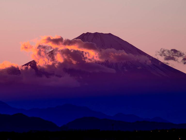 Mount Fuji mit Wolken im Nebel. Fujisawa, Kanagawa, Japan.