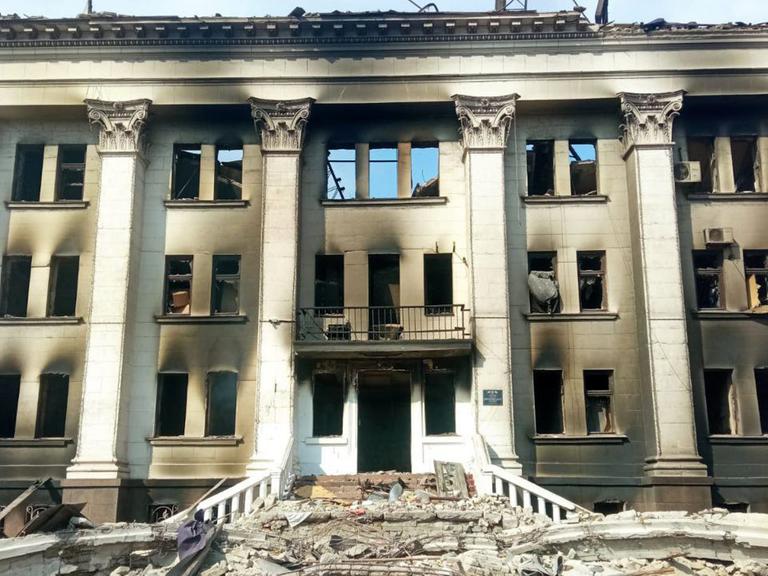 Das zerstörte Theater in Mariupol, Ukraine nach der Bombardierung durch Russland, 18.März 2022.