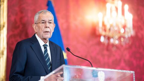 Österreich, Wien: Alexander Van der Bellen, Bundespräsident von Österreich, spricht bei einer Pressekonferenz. 