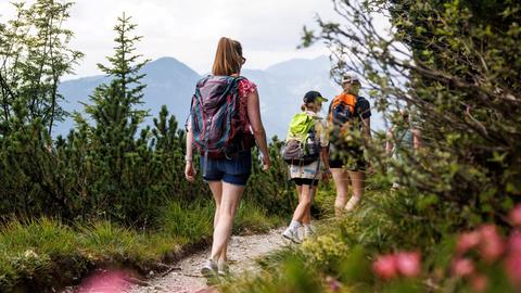 Ausflügler gehen am 27.07.2024 über einen Wanderweg in der Nähe des Gipfels des Herzogstands bei Urfeld in den bayerischen Voralpen. Ausflügler gehen am 27.07.2024 über einen Wanderweg in der Nähe des Gipfels des Herzogstands bei Urfeld in den bayerischen Voralpen.