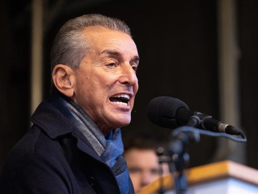 Michel Friedman spricht auf einer Veranstaltung in ein Mikrofon