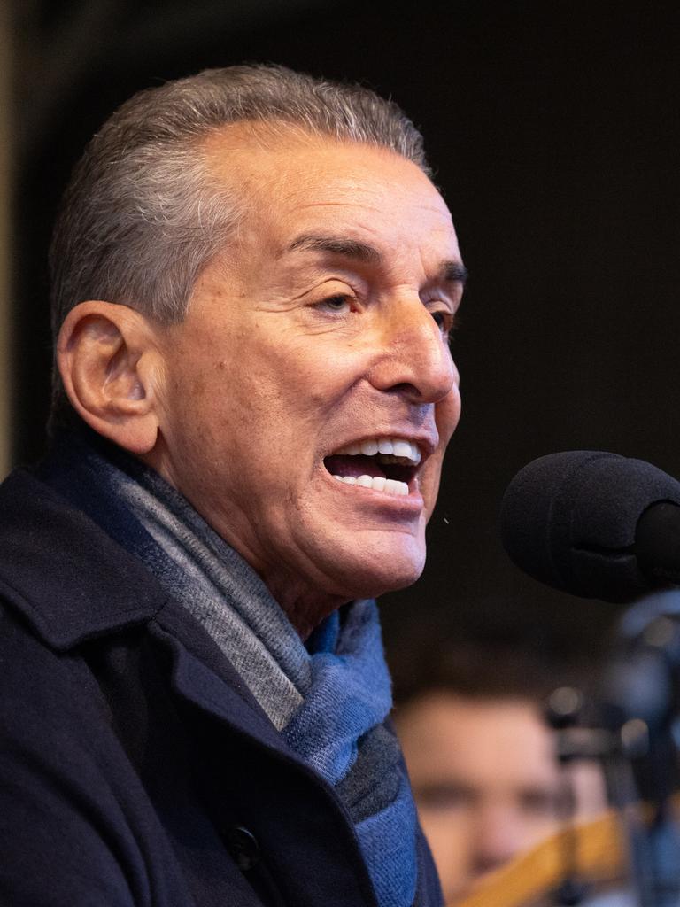 Michel Friedman spricht auf einer Veranstaltung in ein Mikrofon