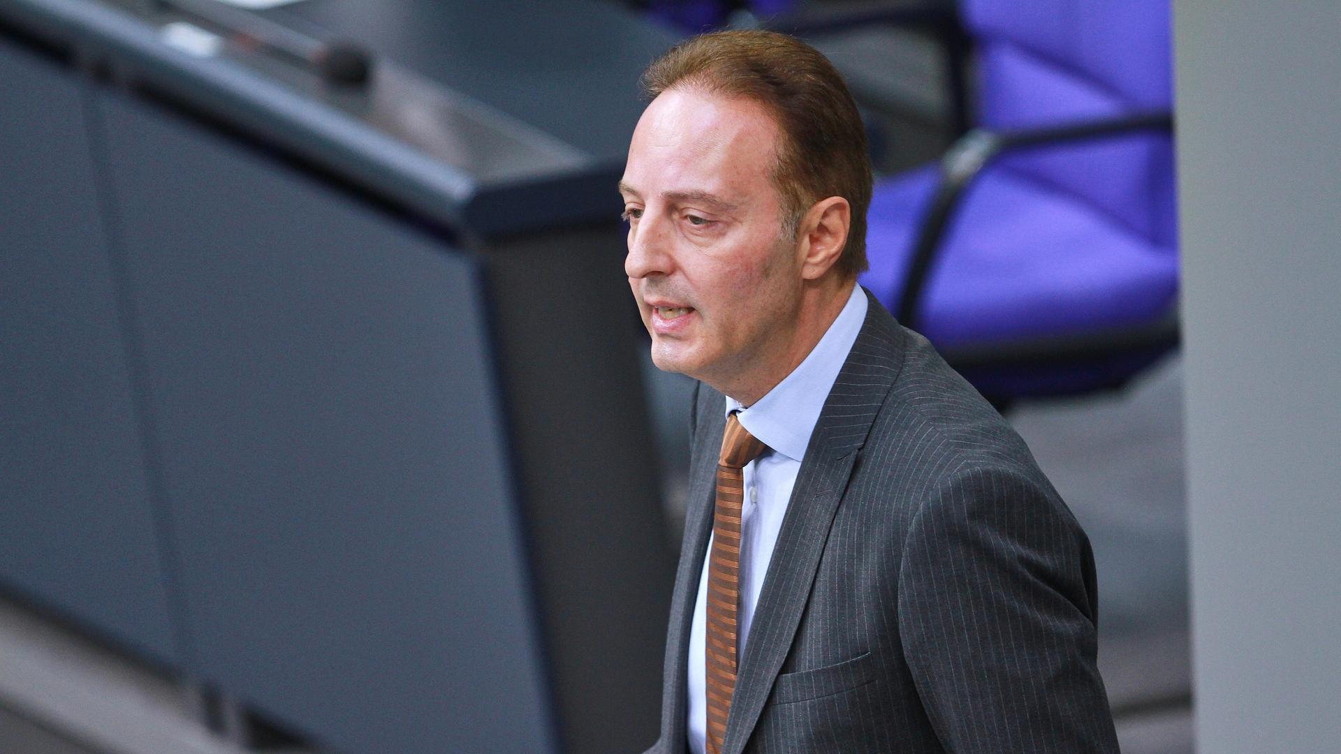 Macit Karaahmetoglu, SPD, spricht im Bundestag. 