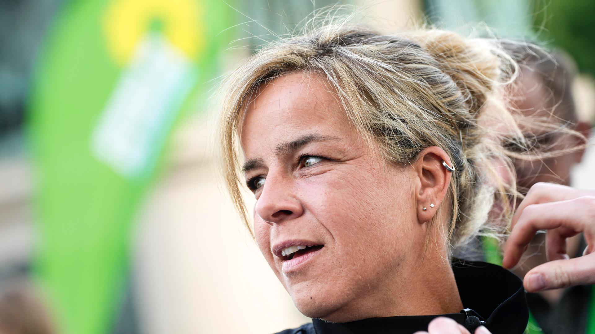 Mona Neubaur, die NRW-Spitzenkandidatin für die Landtagswahl 2022 im Porträt bei einer Wahlkampfveranstaltung auf dem Kölner Heumarkt Mona Neubaur, die NRW-Spitzenkandidatin für die Landtagswahl 2022 im Porträt bei einer Wahlkampfveranstaltung auf dem Kölner Heumarkt