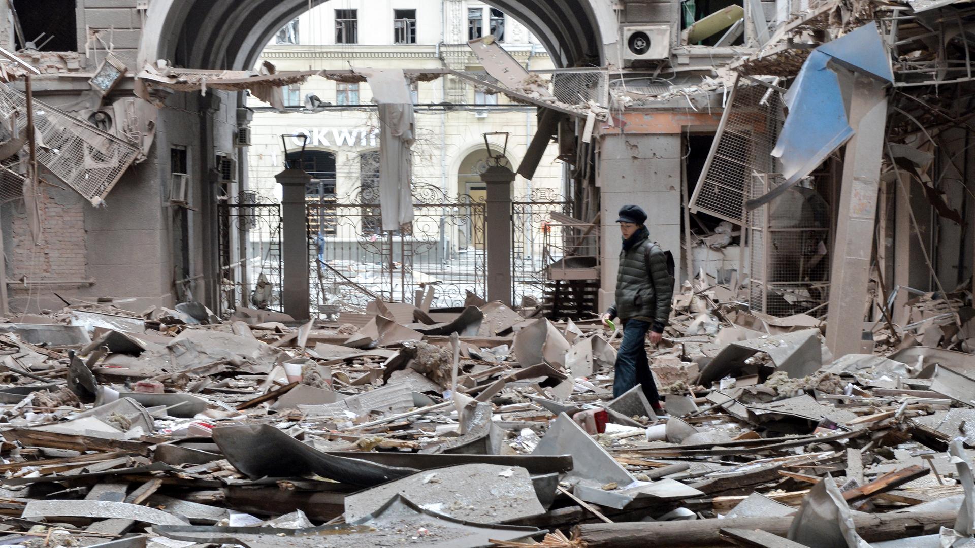 Das Foto zeigt zerstörte Gebäude in Charkiw/Ukraine.