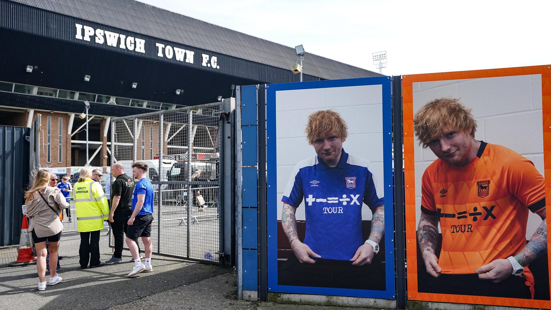Ein Porträt von Ed Sheeran am Stadiongelände von Ipswich. Ein Porträt von Ed Sheeran am Stadiongelände von Ipswich.